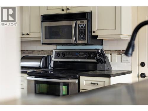 8705 Kalview Drive, Coldstream, BC - Indoor Photo Showing Kitchen