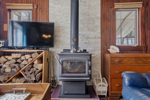 Salon - 16 Ch. Du Lac, Brownsburg-Chatham, QC - Indoor Photo Showing Living Room With Fireplace