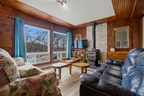Salon - 16 Ch. Du Lac, Brownsburg-Chatham, QC - Indoor Photo Showing Living Room With Fireplace