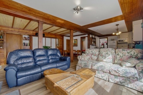 Salon - 16 Ch. Du Lac, Brownsburg-Chatham, QC - Indoor Photo Showing Living Room
