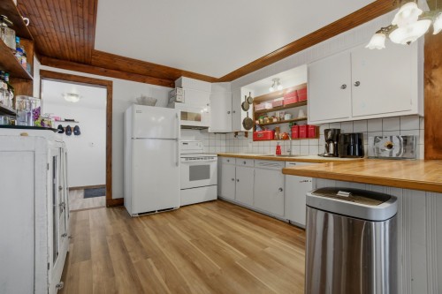 Cuisine - 16 Ch. Du Lac, Brownsburg-Chatham, QC - Indoor Photo Showing Kitchen