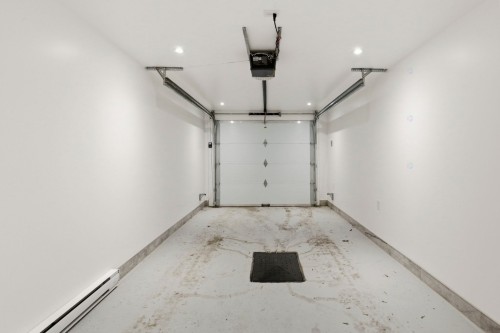 Garage - 4420 Av. Coolbrook, Montréal (Côte-Des-Neiges/Notre-Dame-De-Grâce), QC - Indoor Photo Showing Garage
