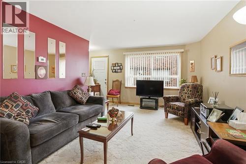 424 East 42Nd Street, Hamilton, ON - Indoor Photo Showing Living Room
