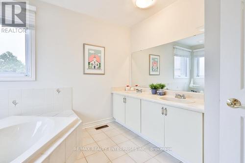 5 Pc Primary Ensuite With Shower & Soaker Tub - 431 Naomi Crescent, Mississauga, ON - Indoor Photo Showing Bathroom