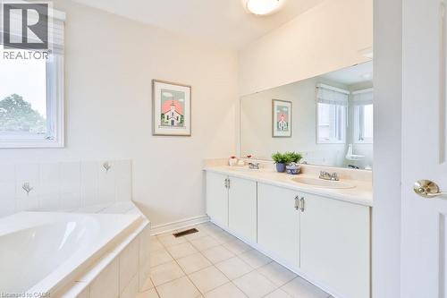 5 Pc Primary Ensuite With Shower & Soaker Tub - 431 Naomi Crescent, Mississauga, ON - Indoor Photo Showing Bathroom