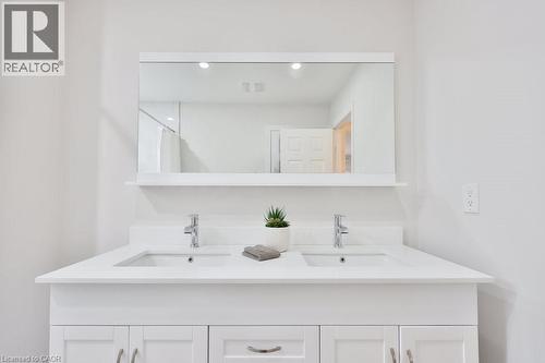 431 Naomi Crescent, Mississauga, ON - Indoor Photo Showing Bathroom
