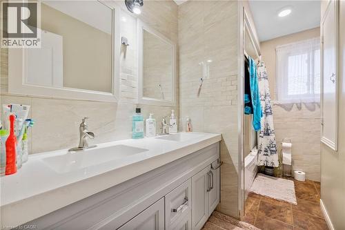 490 Queen Victoria Drive, Hamilton, ON - Indoor Photo Showing Bathroom