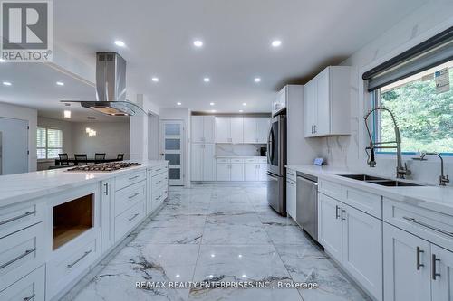 2037 Lynchmere Avenue, Mississauga, ON - Indoor Photo Showing Kitchen With Double Sink With Upgraded Kitchen