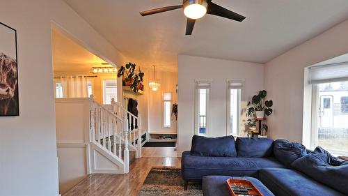 208 8Th Street, Cranbrook, BC - Indoor Photo Showing Living Room
