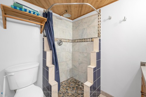 43 Lake Avenue N, Hamilton, ON - Indoor Photo Showing Bathroom