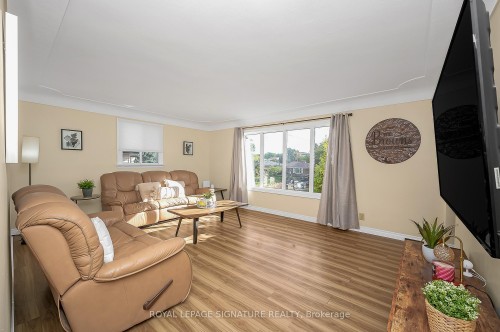 43 Lake Avenue N, Hamilton, ON - Indoor Photo Showing Living Room