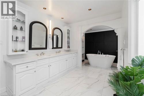 Primary Bath - 18 Stonegate Drive, Hamilton, ON - Indoor Photo Showing Bathroom