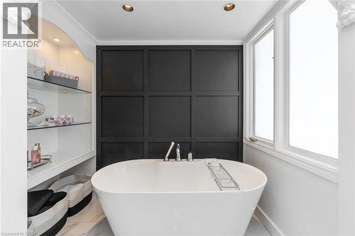 Primary Tub - 18 Stonegate Drive, Hamilton, ON - Indoor Photo Showing Bathroom