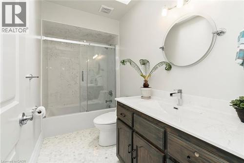 Additional Upper Level Bath - 18 Stonegate Drive, Hamilton, ON - Indoor Photo Showing Bathroom