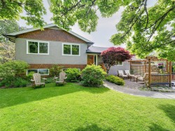 4725 Rosehill Rd  Saanich, BC V8Z 5N2