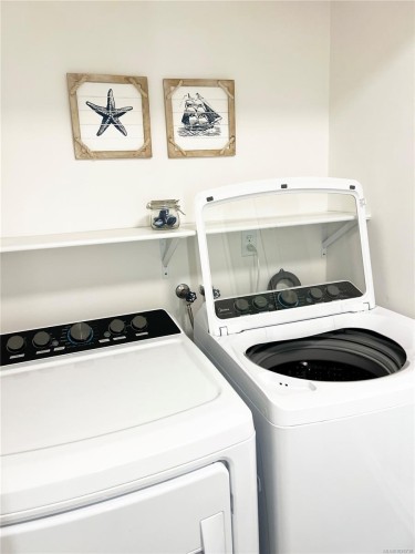 9736 Chemainus Rd, Chemainus, BC - Indoor Photo Showing Laundry Room