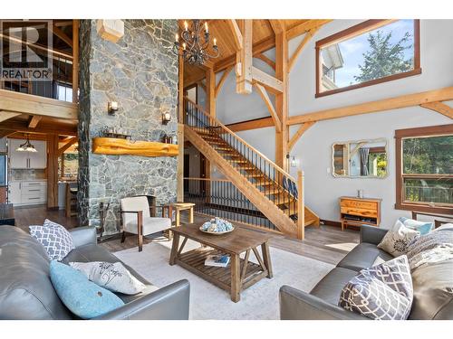 1403 Notch Hill Road, Sorrento, BC - Indoor Photo Showing Living Room
