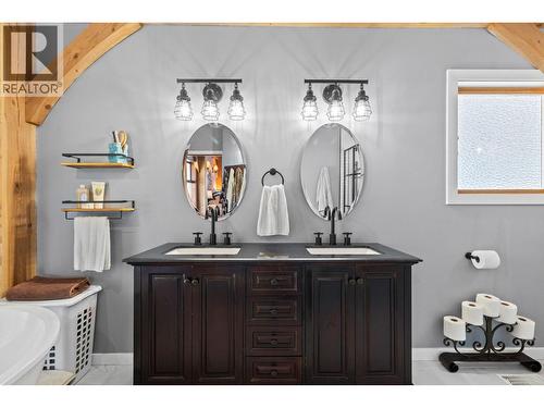 Double Vanity in Ensuite - 1403 Notch Hill Road, Sorrento, BC - Indoor Photo Showing Bathroom