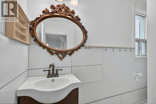 523 Catharine Street N, Hamilton, ON - Indoor Photo Showing Bathroom