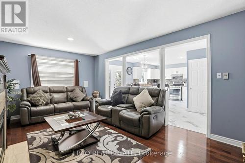 19 Konstantine Court, Hamilton, ON - Indoor Photo Showing Living Room