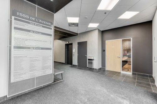 Mud Room - 211-1555 Boul. De L'Avenir, Laval (Chomedey), QC - Indoor