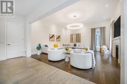 30 Enclave Court, Vaughan, ON - Indoor Photo Showing Living Room