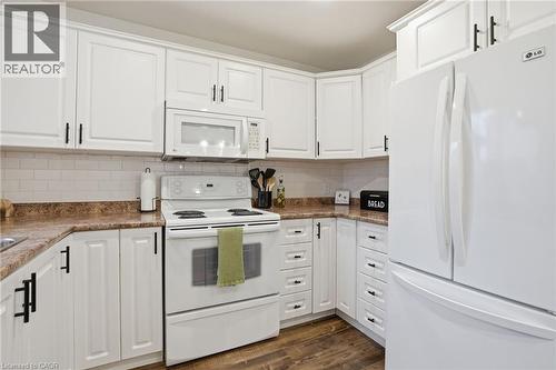 68 Delena Avenue N, Hamilton, ON - Indoor Photo Showing Kitchen