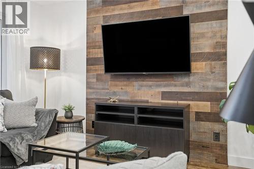 68 Delena Avenue N, Hamilton, ON - Indoor Photo Showing Living Room