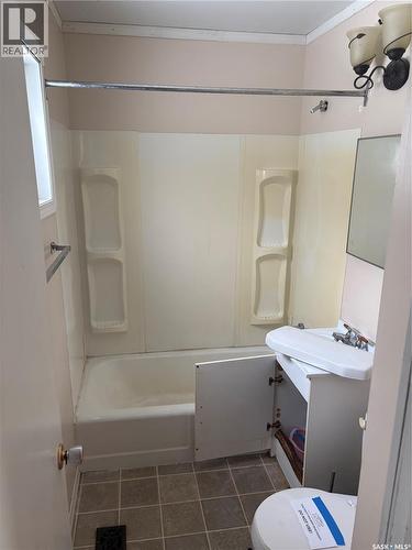 515 King Street, Weyburn, SK - Indoor Photo Showing Bathroom