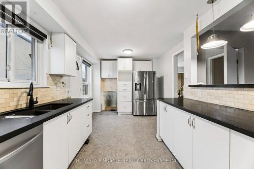 1627 Alwin Circle, Pickering (Village East), ON - Indoor Photo Showing Kitchen With Double Sink With Upgraded Kitchen