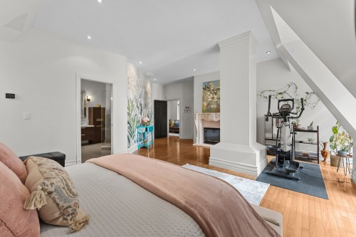 Chambre à coucher principale - 729 Boul. Union, Laval (Sainte-Dorothée), QC - Indoor Photo Showing Bedroom With Fireplace