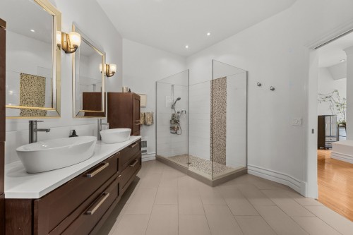 Salle de bains attenante à la CCP - 729 Boul. Union, Laval (Sainte-Dorothée), QC - Indoor Photo Showing Bathroom