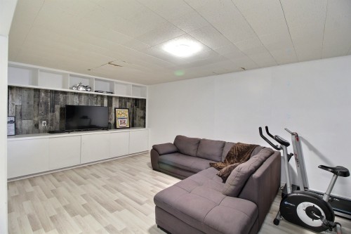 Salon - 867 Av. Dion, Val-D'Or, QC - Indoor