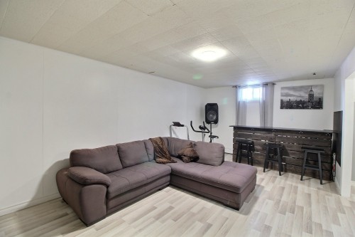 Salon - 867 Av. Dion, Val-D'Or, QC - Indoor