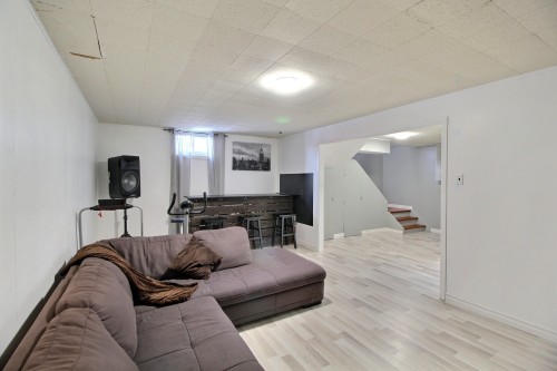 Salon - 867 Av. Dion, Val-D'Or, QC - Indoor