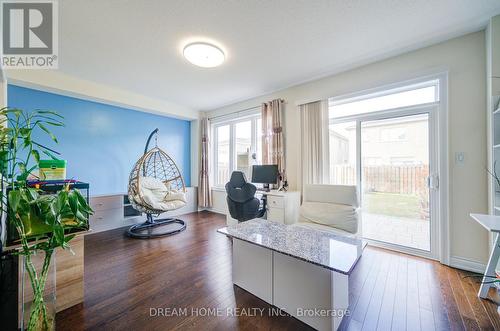 66 Mohandas Drive, Markham, ON - Indoor Photo Showing Living Room