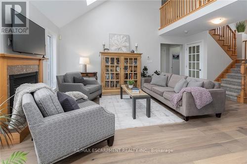 4021 Mountain Street, Lincoln, ON - Indoor Photo Showing Living Room With Fireplace