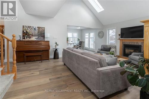 4021 Mountain Street, Lincoln, ON - Indoor Photo Showing Living Room With Fireplace