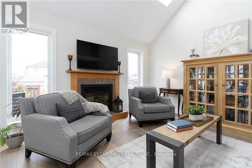 4021 Mountain Street, Lincoln, ON - Indoor Photo Showing Living Room With Fireplace