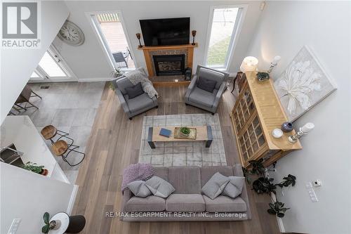 4021 Mountain Street, Lincoln, ON - Indoor Photo Showing Living Room With Fireplace
