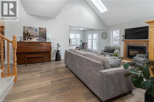 4021 Mountain Street, Beamsville, ON - Indoor Photo Showing Living Room With Fireplace