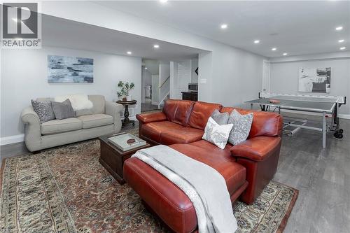 4021 Mountain Street, Beamsville, ON - Indoor Photo Showing Living Room