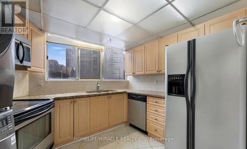 202 - 3700 Kaneff Crescent, Mississauga, ON - Indoor Photo Showing Kitchen