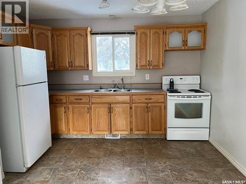 67 Killarney Way, Regina, SK - Indoor Photo Showing Kitchen With Double Sink