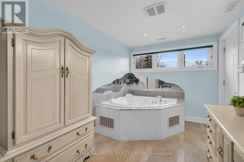 162 Loretta Avenue N, Ottawa, ON - Indoor Photo Showing Bathroom