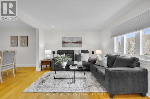 162 Loretta Avenue N, Ottawa, ON - Indoor Photo Showing Living Room
