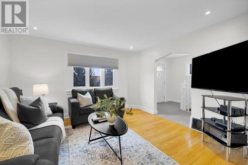 162 Loretta Avenue N, Ottawa, ON - Indoor Photo Showing Living Room