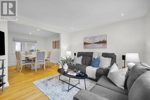 162 Loretta Avenue N, Ottawa, ON - Indoor Photo Showing Living Room