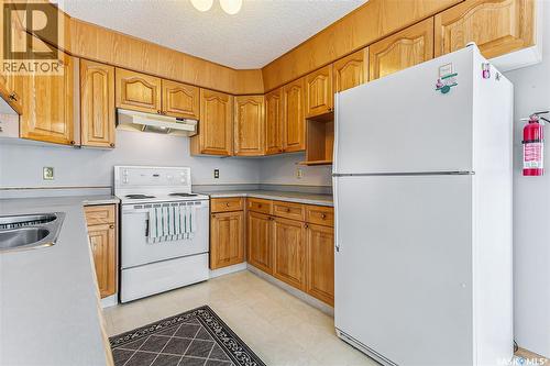 1328 Benjamin Crescent N, Regina, SK - Indoor Photo Showing Kitchen