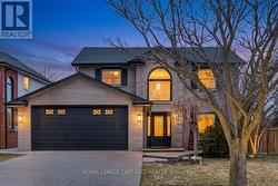2197 OAKRIDGE CRESCENT  Burlington, ON L7M 4C8
